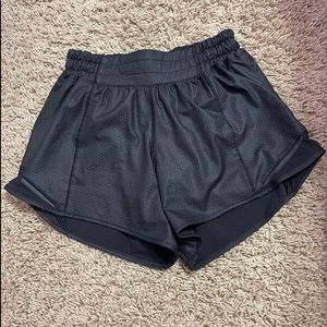 * RARE COLOR* lululemon hotty hot 4 inch size 2